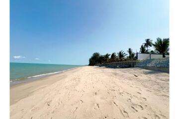 2 Bedrooms Beachfront House with Spectacular Ocean View