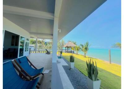 2 Bedrooms Beachfront House with Spectacular Ocean View