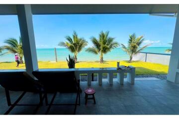 2 Bedrooms Beachfront House with Spectacular Ocean View