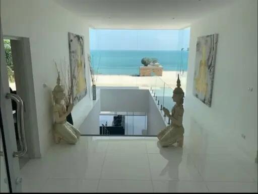 "Seaside Splendor: Luxurious 4-Bedroom Villa with Panoramic Views and Infinity Pool in Chaweng Beach"