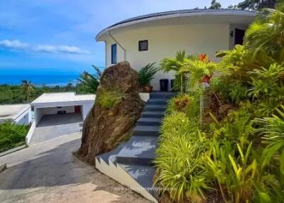 "Balinese Bliss: 2-Bedroom Villa with Breathtaking Views in Lamai"