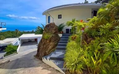 "Balinese Bliss: 2-Bedroom Villa with Breathtaking Views in Lamai"