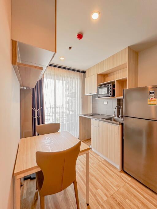 Modern kitchen with dining area