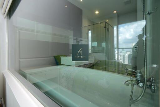 Modern bathroom with city view