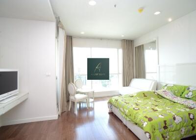 Bright and spacious bedroom