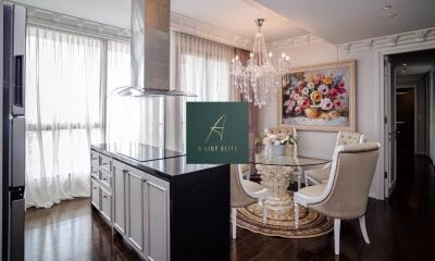 Modern kitchen with breakfast area