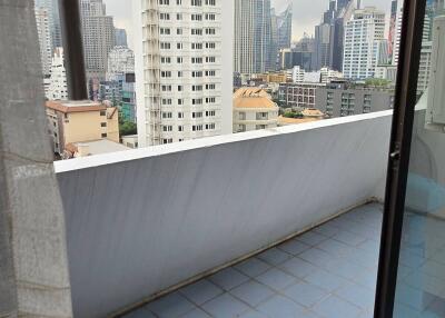 4-BR Condo at Omni Tower near BTS Nana