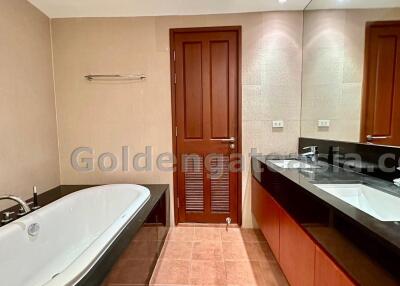 2 Bedrooms Modern Furnished Condo, Baan Rajprasong - Ratchadamri