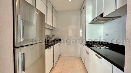 2 Bedrooms Modern Furnished Condo, Baan Rajprasong - Ratchadamri