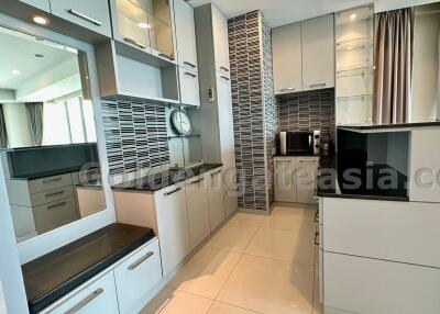 2 Bedrooms Modern Furnished Condo, Baan Rajprasong - Ratchadamri