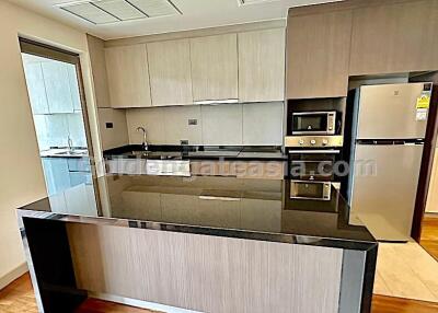 3 Bedrooms Modern Furnished Apartment with Balcony - Phrom Phong BTS