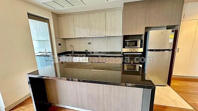 3 Bedrooms Modern Furnished Apartment with Balcony - Phrom Phong BTS