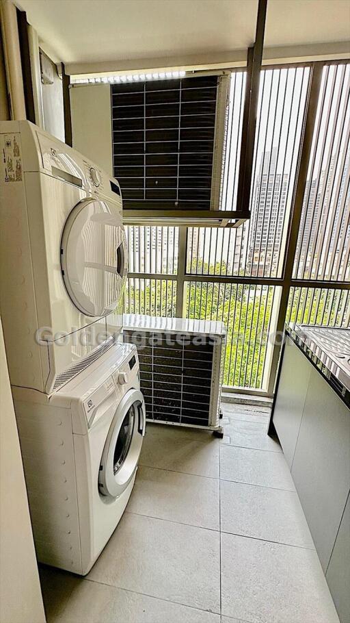 3 Bedrooms Modern Furnished Apartment with Balcony - Phrom Phong BTS