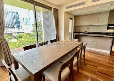 3 Bedrooms Modern Furnished Apartment with Balcony - Phrom Phong BTS