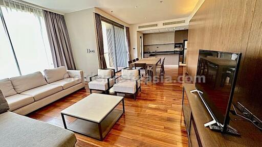 3 Bedrooms Modern Furnished Apartment with Balcony - Phrom Phong BTS