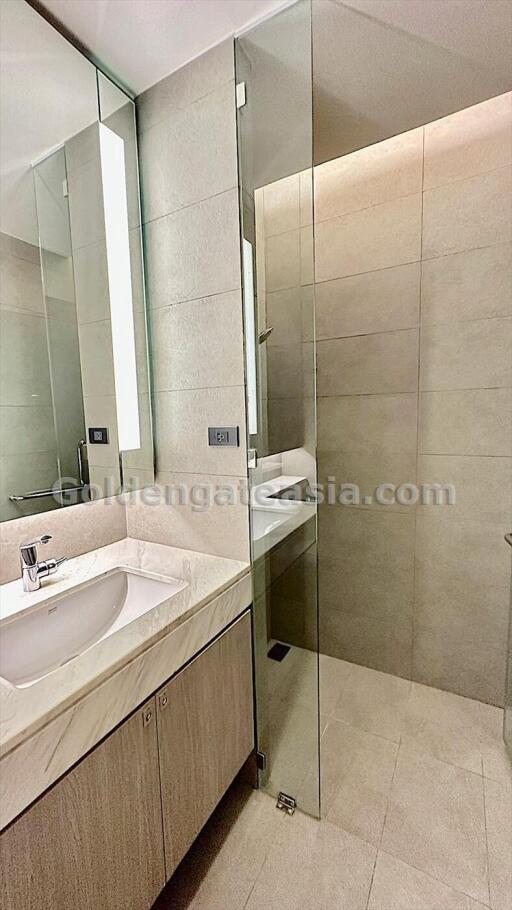 3 Bedrooms Modern Furnished Apartment with Balcony - Phrom Phong BTS