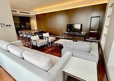 3 Bedrooms Modern Furnished Apartment with Balcony - Phrom Phong BTS