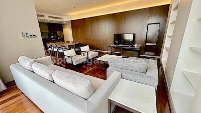 3 Bedrooms Modern Furnished Apartment with Balcony - Phrom Phong BTS