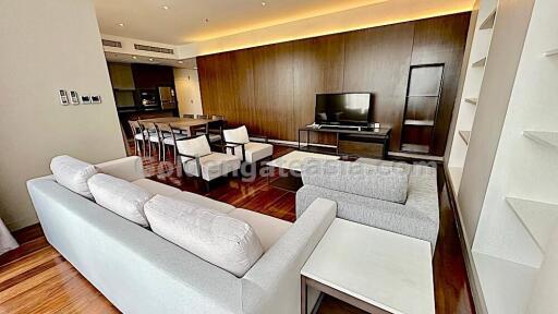 3 Bedrooms Modern Furnished Apartment with Balcony - Phrom Phong BTS