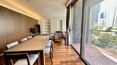 3 Bedrooms Modern Furnished Apartment with Balcony - Phrom Phong BTS