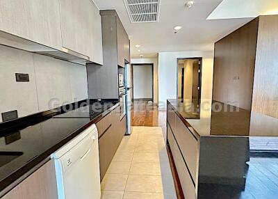 3 Bedrooms Modern Furnished Apartment with Balcony - Phrom Phong BTS