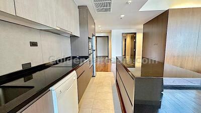 3 Bedrooms Modern Furnished Apartment with Balcony - Phrom Phong BTS