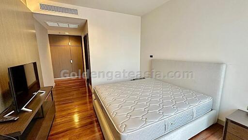 3 Bedrooms Modern Furnished Apartment with Balcony - Phrom Phong BTS