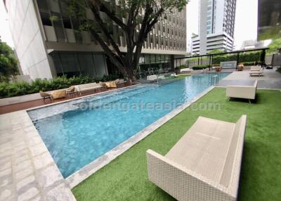 3 Bedrooms Modern Furnished Apartment with Balcony - Phrom Phong BTS