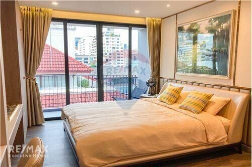 Pet-Friendly Penthouse Room for Rent near Phloen Chit BTS