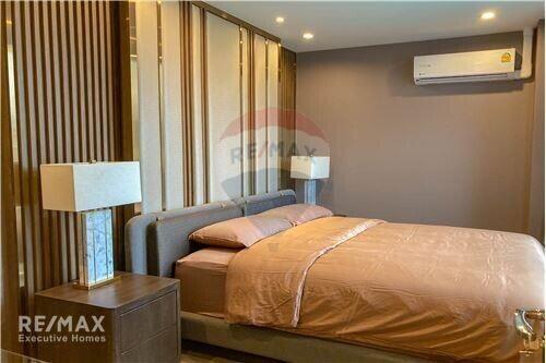 Pet-Friendly Penthouse Room for Rent near Phloen Chit BTS