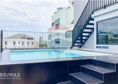 Pet-Friendly Penthouse Room for Rent near Phloen Chit BTS