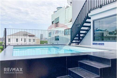 Pet-Friendly Penthouse Room for Rent near Phloen Chit BTS