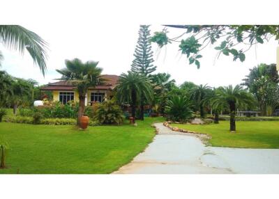 Beautiful 5 Beds Pool Villa With A Large Garden in Khanom