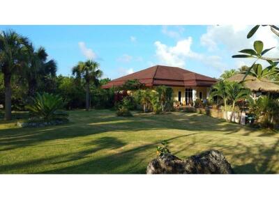 Beautiful 5 Beds Pool Villa With A Large Garden in Khanom