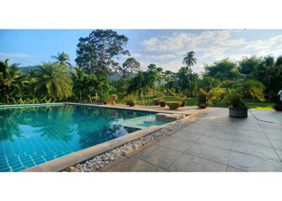 Beautiful 5 Beds Pool Villa With A Large Garden in Khanom