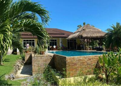 Beautiful 5 Beds Pool Villa With A Large Garden in Khanom