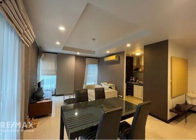 Luxurious 1-BR Condo near BTS Ekkamai - Only 11 Mins Walk Away!