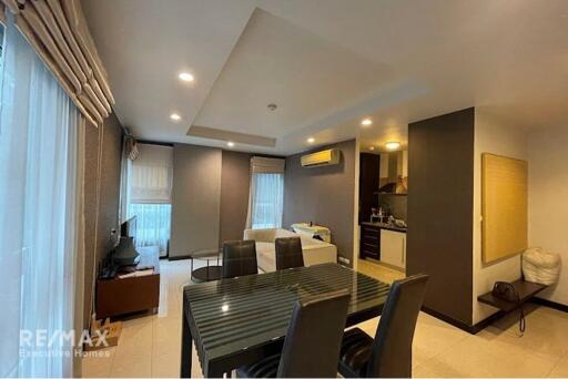 Luxurious 1-BR Condo near BTS Ekkamai - Only 11 Mins Walk Away!