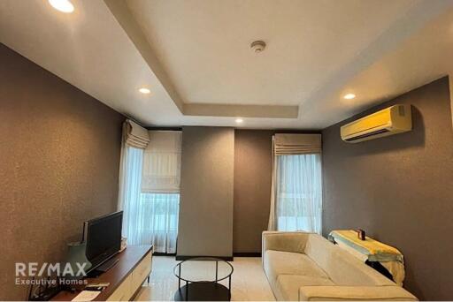 Luxurious 1-BR Condo near BTS Ekkamai - Only 11 Mins Walk Away!