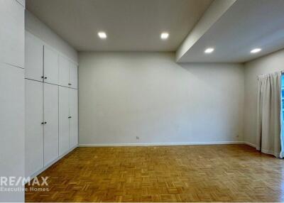 Spacious 4 Bedroom Pet-Friendly Townhouse with Modern Amenities