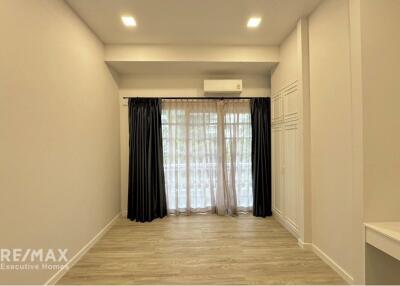 Spacious 4 Bedroom Pet-Friendly Townhouse with Modern Amenities