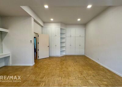 Spacious 4 Bedroom Pet-Friendly Townhouse with Modern Amenities