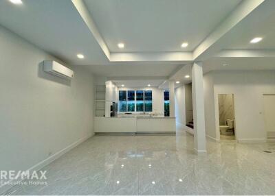 Spacious 4 Bedroom Pet-Friendly Townhouse with Modern Amenities