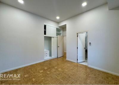 Spacious 4 Bedroom Pet-Friendly Townhouse with Modern Amenities