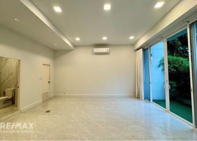 Spacious 4 Bedroom Pet-Friendly Townhouse with Modern Amenities