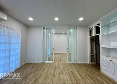 Spacious 4 Bedroom Pet-Friendly Townhouse with Modern Amenities