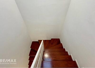 Spacious 4 Bedroom Pet-Friendly Townhouse with Modern Amenities