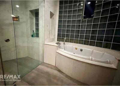 Luxurious 4BR Condo with 3BA Near BTS Silom in Prime Bangkok Location