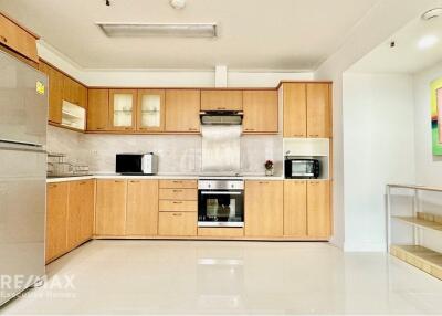 Luxurious 2-Bed Condo with Prime Amenities - Stunning Views, Modern Design