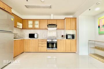 Luxurious 2-Bed Condo with Prime Amenities - Stunning Views, Modern Design